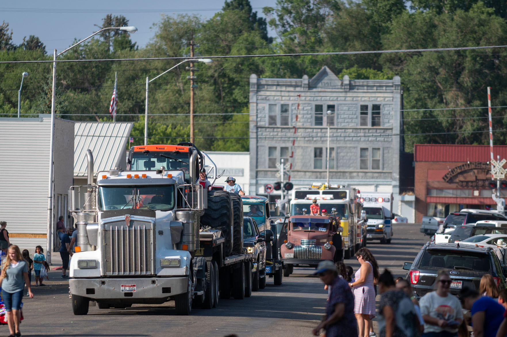 Hundreds attend parade in Shoshone